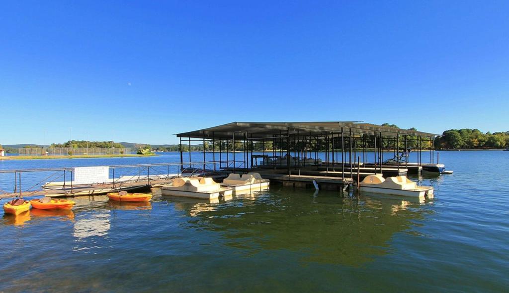 Emerald Isle Resort Lake Hamilton Exterior photo